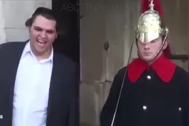 看看如何让英国皇家卫兵笑出来？我劝你不要跟解放军叔叔嬉皮笑脸