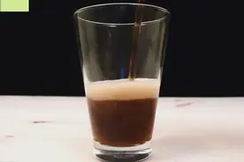 1整颗鸡蛋放进可乐浸泡一年，结果你能想象吗？视频封面