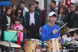 李科颖街头架子鼓演奏-林俊杰《当你》，好听想学