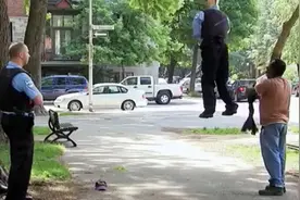 爆笑恶作剧，女子街头蒙眼吊打警察人偶，被真警察质问什么仇怨视频封面