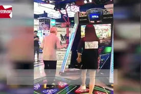 人老心不老！白发老伯在跳舞机上与90后斗舞！帅炸了！