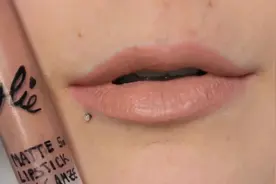 唇彩轻松自制 用这个方法 在家也能DIY唇彩哦