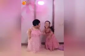 小短腿姑娘原来妈妈也是这样啊，一起来尬舞，美女的头发是爱心耶视频封面