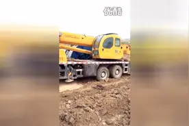 大型吊车泥地里陷车，看看是怎么解救的视频封面