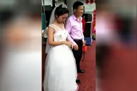 实拍新郎婚礼现场索吻新娘被嫌弃推开，场面令人尴尬视频封面