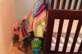 熊孩子躲猫猫花样百出：这画风略吓人啊！图片