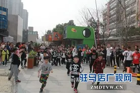 驻马店天龙步行街创意街舞快闪引众人围观图片