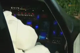 超级大的遥控飞机，发动机居然不是用电的，是烧油的视频封面