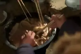 大汉吃着大肉看着直咽口水啊 好饿好饿啊