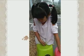 “板凳女孩”，小小年纪如此坚强，我们还能怎样脆弱？