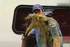 下水道的水警察也能喝，醉了醉了！