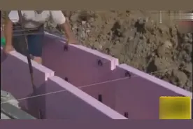 牛人用泡沫板修房子，中间灌入混凝土，这样修的房子能住吗视频封面