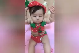 女儿：妈妈你别打我，我这就脱帽投降视频封面