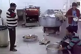 实拍沙特阿拉伯后厨，他们为什么都穿着拖鞋，你们还会去吃吗