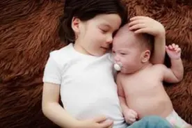 姐姐把妹妹送派出所 心疼单亲妈妈辛苦“狠出奇招”图片