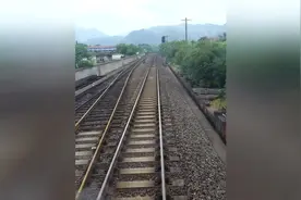 火车怎么跑这么慢视频封面