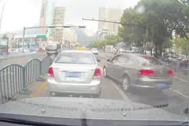 信号灯前有车坏了，后面的车子应该怎么走，实线变道会被罚吗？视频封面