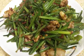 厉害了，韭菜杆新做法，炒出清脆的味道老婆都在夸奖我