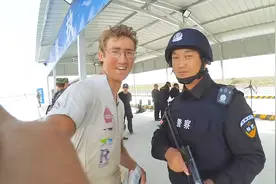 老外骑独轮车穷游中国，在新疆偶遇中国特警，特警的表情好可爱