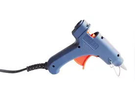 废旧塑料居然可以代替热熔胶，牛人做的这把胶枪很实用