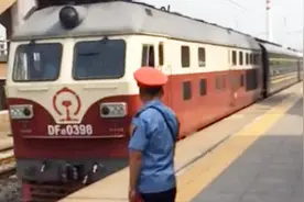 梅河口开往沈阳的绿皮火车 DF4D牵引K7542次进铁岭站