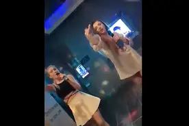 外国美女真疯狂KTV真乱 不过歌唱的不错