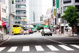 为啥美国的汽车靠右行驶，日本的却靠左行驶？日本咋不学大哥呢？视频封面