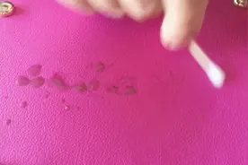包包上不小心弄上笔渍污渍怎么办？只需棉签沾上这个擦一擦就干净