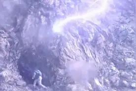 打雷闪电，千万别站高处拿铁器，闪电跟长了眼一样跑哪电哪！