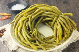 酸豆角炒着吃太咸了？1个技巧，咸味变淡、鲜香爽口，超级下饭！视频封面