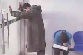 为了阻止父母离婚，孩子故意淋雨让自己生病，父母知道后崩溃后悔视频封面
