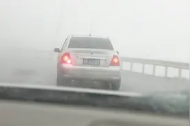 雨天开车该怎么使用灯光？用错了很容易出事，这样使用才最正确！