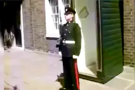 英国小伙恶搞皇家卫兵，一秒让英国皇家卫兵笑出声，看完我也笑了