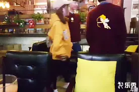 冯提莫在餐厅吃饭服务员都来找她拍照，这身高服务员都笑了！视频封面