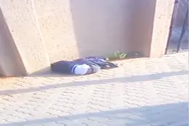 南非小男孩被暴力赶下车 蜷缩在墙角委屈流泪视频封面
