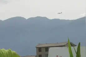 实拍丽江机场飞机低空降落，丽江机场到大理县城比到丽江市还近？视频封面