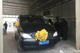 殡仪车里藏“黑车”！遗属说是医院太平间工作人员推荐的图片