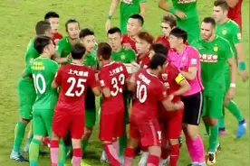 国安、上港冲突原因：雷腾龙肘击胡尔克？慢动作回放：谁的错？视频封面