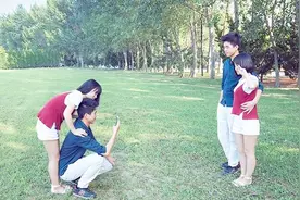 教程：怎么拍多人有趣的分身照？手机就能拍出高逼格照片
