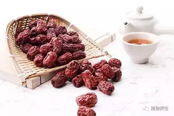 长期吃干红枣的人 竟然会变成这样子