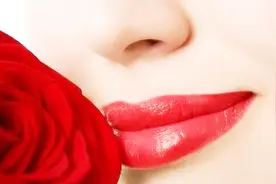 嘴巴一圈长痘痘是上火造成还是内分泌失调引起的呢？你知道原因吗