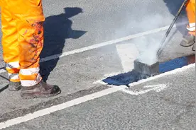 老外是这样修补柏油路的，用煤气罐当压路机，我也是服了视频封面