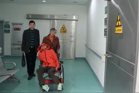 陪读妈妈背儿上学10年 儿子确诊为肌肉萎缩恐难治愈图片