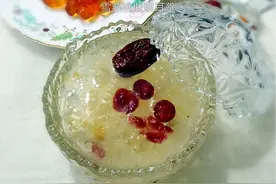 雪燕桃胶银耳羹图片