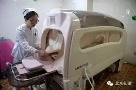 全自动洗澡神器来了！喷淋按摩擦浴液，老人在里面还打起盹儿图片