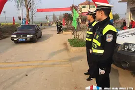 屈家岭桃花节车辆激增通行难 机动大队派干警支援保畅通图片