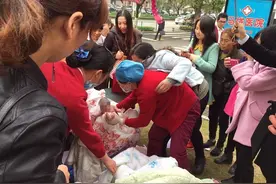 感人！厦门一孕妇街边产子，不相识的路人都来帮忙图片