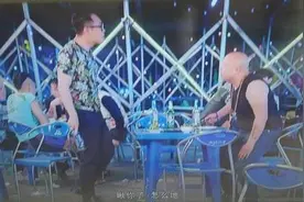 一句你瞅啥瞅引命案 校外吃饭携带菜刀 网友：年轻人太冲动图片