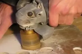 老师傅教你如何用角磨机在瓷砖上打洞，不学你会后悔的