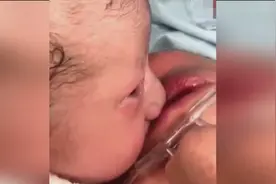 小婴儿刚出生就饿了 一直吸吮妈妈嘴唇视频封面